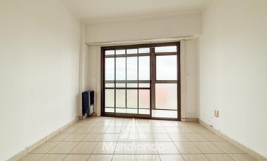 Depto 2 amb. al frente con balcón en Juan B Justo y Buenos Aires