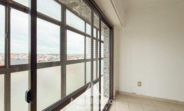 Depto 2 amb. al frente con balcón en Juan B Justo y Buenos Aires