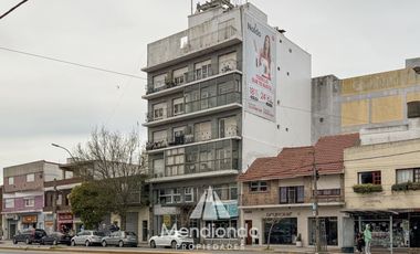 Depto 2 amb. al frente con balcón en Juan B Justo y Buenos Aires