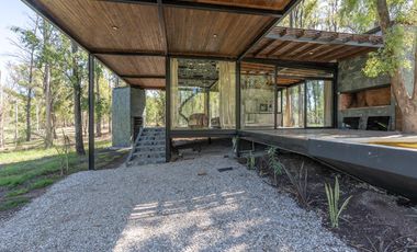 VENTA - CASA 3 DORMITORIOS, PATIO VERDE Y PISCINA. BARRIO CERRADO CAMPO TIMBO.