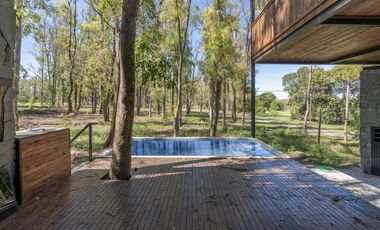 VENTA - CASA 3 DORMITORIOS, PATIO VERDE Y PISCINA. BARRIO CERRADO CAMPO TIMBO.