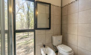 VENTA - CASA 3 DORMITORIOS, PATIO VERDE Y PISCINA. BARRIO CERRADO CAMPO TIMBO.