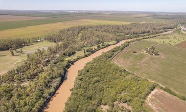 VENTA - CASA 3 DORMITORIOS, PATIO VERDE Y PISCINA. BARRIO CERRADO CAMPO TIMBO.