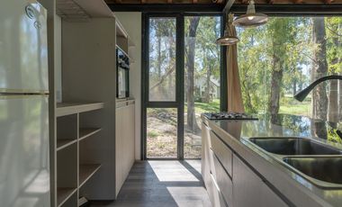 VENTA - CASA 3 DORMITORIOS, PATIO VERDE Y PISCINA. BARRIO CERRADO CAMPO TIMBO.