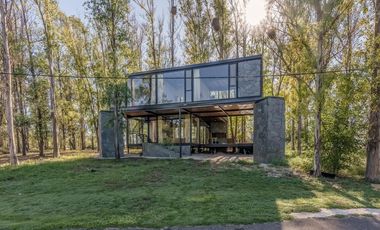 VENTA - CASA 3 DORMITORIOS, PATIO VERDE Y PISCINA. BARRIO CERRADO CAMPO TIMBO.