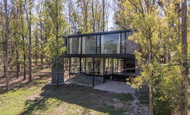 VENTA - CASA 3 DORMITORIOS, PATIO VERDE Y PISCINA. BARRIO CERRADO CAMPO TIMBO.