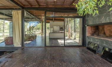 VENTA - CASA 3 DORMITORIOS, PATIO VERDE Y PISCINA. BARRIO CERRADO CAMPO TIMBO.