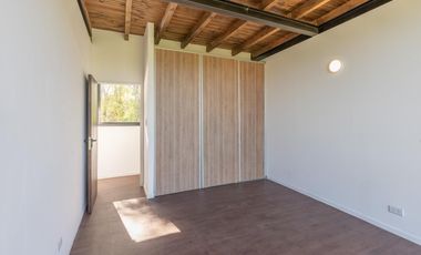 VENTA - CASA 3 DORMITORIOS, PATIO VERDE Y PISCINA. BARRIO CERRADO CAMPO TIMBO.