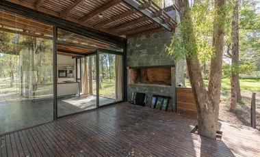 VENTA - CASA 3 DORMITORIOS, PATIO VERDE Y PISCINA. BARRIO CERRADO CAMPO TIMBO.