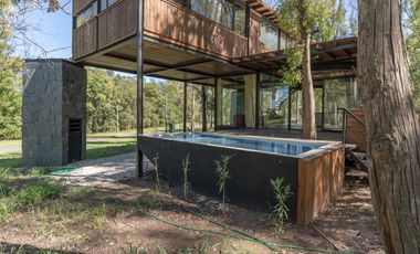 VENTA - CASA 3 DORMITORIOS, PATIO VERDE Y PISCINA. BARRIO CERRADO CAMPO TIMBO.