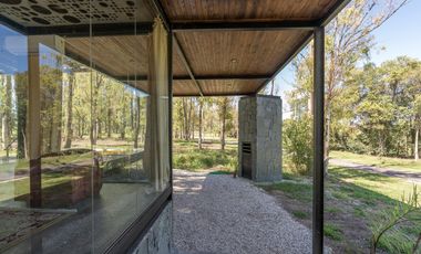 VENTA - CASA 3 DORMITORIOS, PATIO VERDE Y PISCINA. BARRIO CERRADO CAMPO TIMBO.