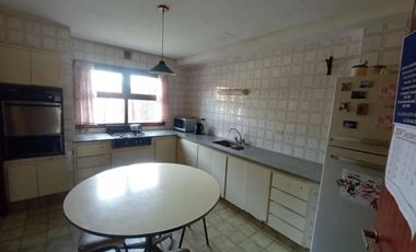 Casa en venta - 4 Dormitorios 3 Baños - Cochera - 250Mts2 - Balcarce