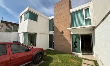 Casa en venta actualizada en Boulevares con excelente ubicación