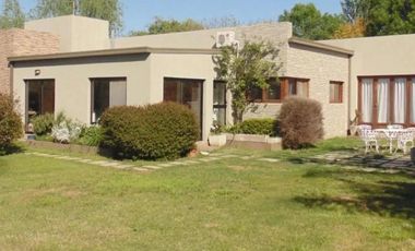 Casa en venta - 3 Dormitorios 3 Baños - Cochera - 1.968Mts2 - Chivilcoy