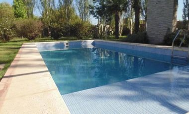 Casa en venta - 3 Dormitorios 3 Baños - Cochera - 1.968Mts2 - Chivilcoy