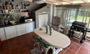 VENTA - Casa excelente de 4 dormitorios con oficina y jardin con pileta