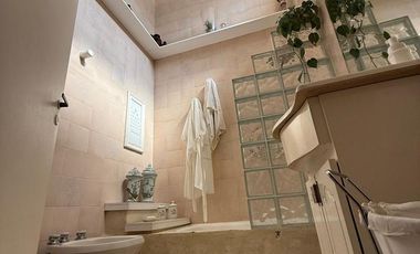 VENTA - Casa excelente de 4 dormitorios con oficina y jardin con pileta