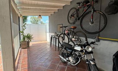 VENTA - Casa excelente de 4 dormitorios con oficina y jardin con pileta