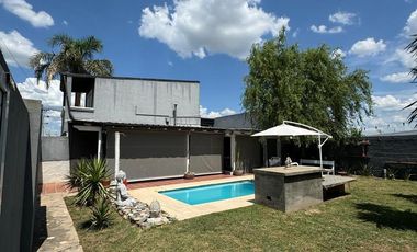 VENTA - Casa excelente de 4 dormitorios con oficina y jardin con pileta