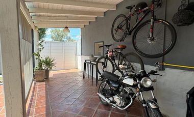 VENTA - Casa excelente de 4 dormitorios con oficina y jardin con pileta