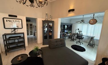 VENTA - Casa excelente de 4 dormitorios con oficina y jardin con pileta