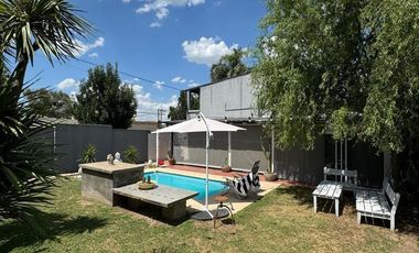 VENTA - Casa excelente de 4 dormitorios con oficina y jardin con pileta