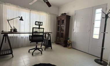 VENTA - Casa excelente de 4 dormitorios con oficina y jardin con pileta