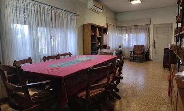 Casas en venta - 4 Dormitorios 3 Baños - 300Mts2 - Temperley