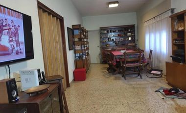 Casas en venta - 4 Dormitorios 3 Baños - 300Mts2 - Temperley