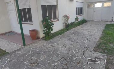 Casas en venta - 4 Dormitorios 3 Baños - 300Mts2 - Temperley