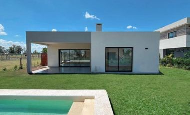 Casa en  Santa Elena , Pilar del este.