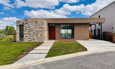 Casa en  Santa Elena , Pilar del este.