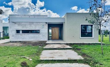 Casa en  Santa Elena , Pilar del este.