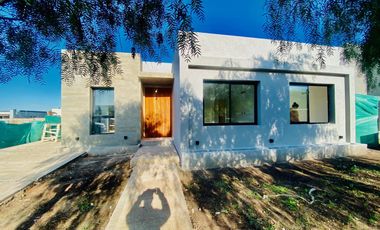 Casa en  Santa Elena , Pilar del este.