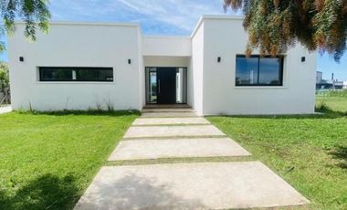 Casa en  Santa Elena , Pilar del este.