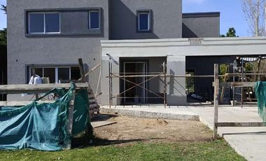 Casa en venta - 3 Dormitorios 3 Baños - 227Mts2 - Pilar