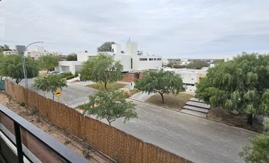 Departamento en  3 Dormitorios, 3 baños y Cochera en VALLE ESCONDIDO