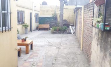 Casita al frente de 2 dormitorios    departamento al fondo. Ideal para 2 familias. Lanús Este