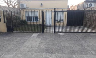 Casita al frente de 2 dormitorios    departamento al fondo. Ideal para 2 familias. Lanús Este