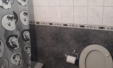 Casita al frente de 2 dormitorios    departamento al fondo. Ideal para 2 familias. Lanús Este