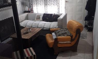 Casita al frente de 2 dormitorios    departamento al fondo. Ideal para 2 familias. Lanús Este