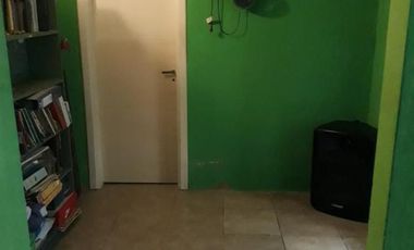 Casita al frente de 2 dormitorios    departamento al fondo. Ideal para 2 familias. Lanús Este