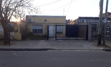 Casita al frente de 2 dormitorios    departamento al fondo. Ideal para 2 familias. Lanús Este