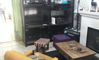 Casita al frente de 2 dormitorios    departamento al fondo. Ideal para 2 familias. Lanús Este