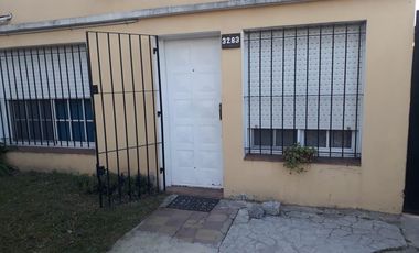 Casita al frente de 2 dormitorios    departamento al fondo. Ideal para 2 familias. Lanús Este