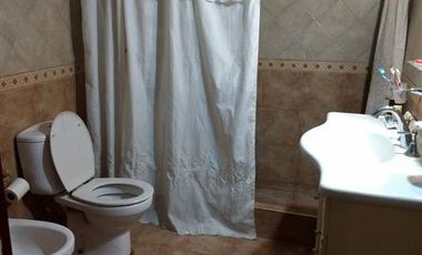 Amplio chalet con gran terreno a la venta en Gonzalez Catan