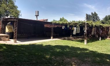 Amplio chalet con gran terreno a la venta en Gonzalez Catan