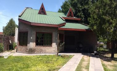 Amplio chalet con gran terreno a la venta en Gonzalez Catan