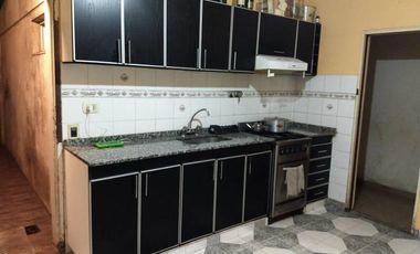 Amplio chalet con gran terreno a la venta en Gonzalez Catan