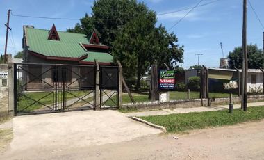 Amplio chalet con gran terreno a la venta en Gonzalez Catan